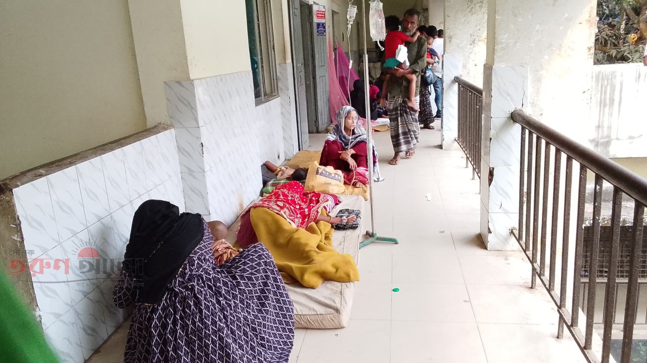 বকশিগঞ্জ উপজেলা স্বাস্থ্য কমপ্লেক্সে রোগীর চাপ: ছাদে, বারান্দায় শুয়ে চিকিৎসা নিচ্ছেন রোগীরা।